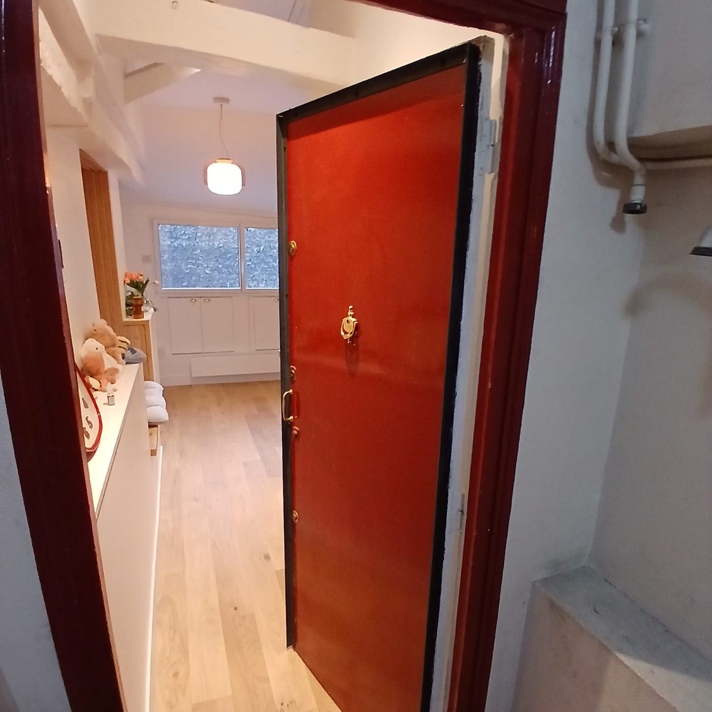 Porte palière et perspective sur le studio rénové
