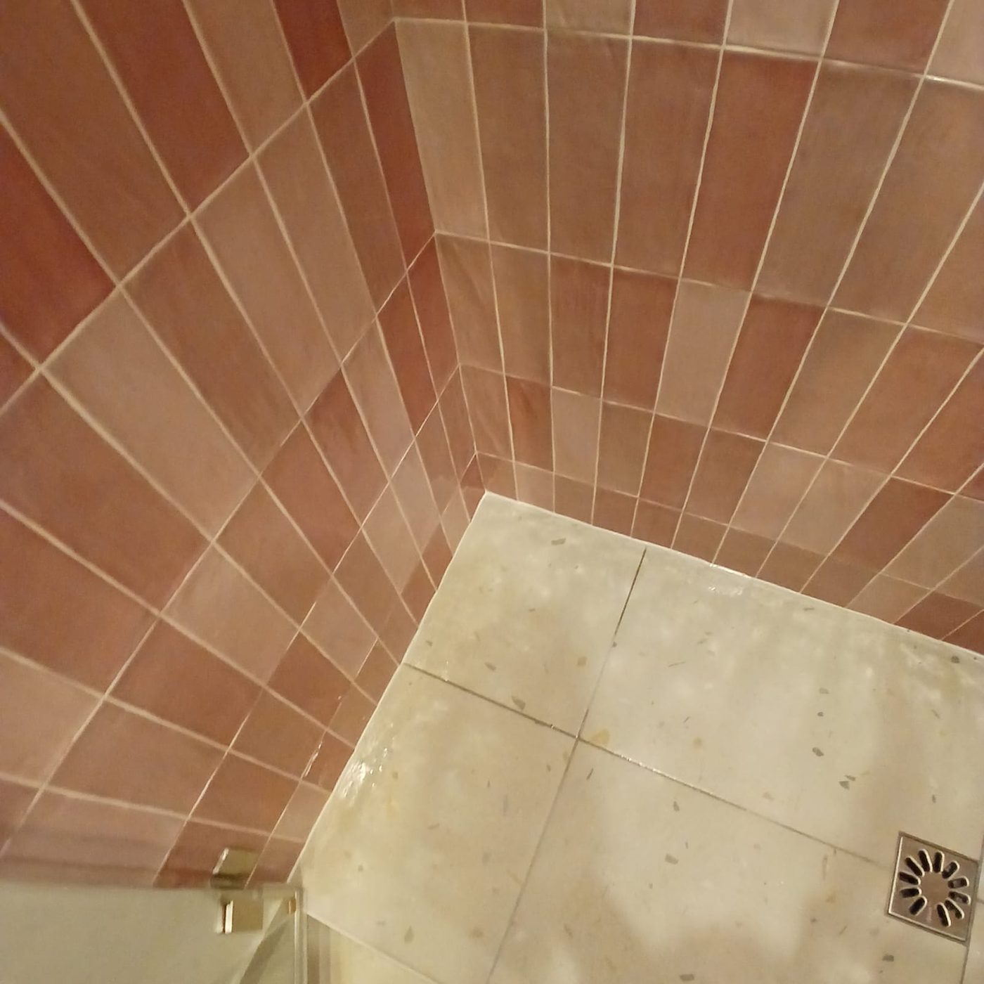 Angle de la douche en zellige rose et receveur en pierre claire