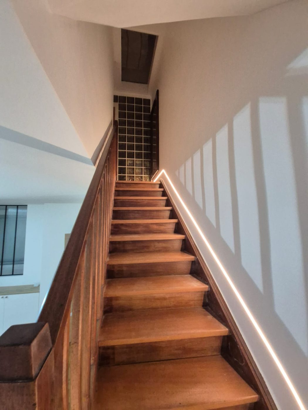 Escalier en bois avec éclairage LED intégré à la rampe