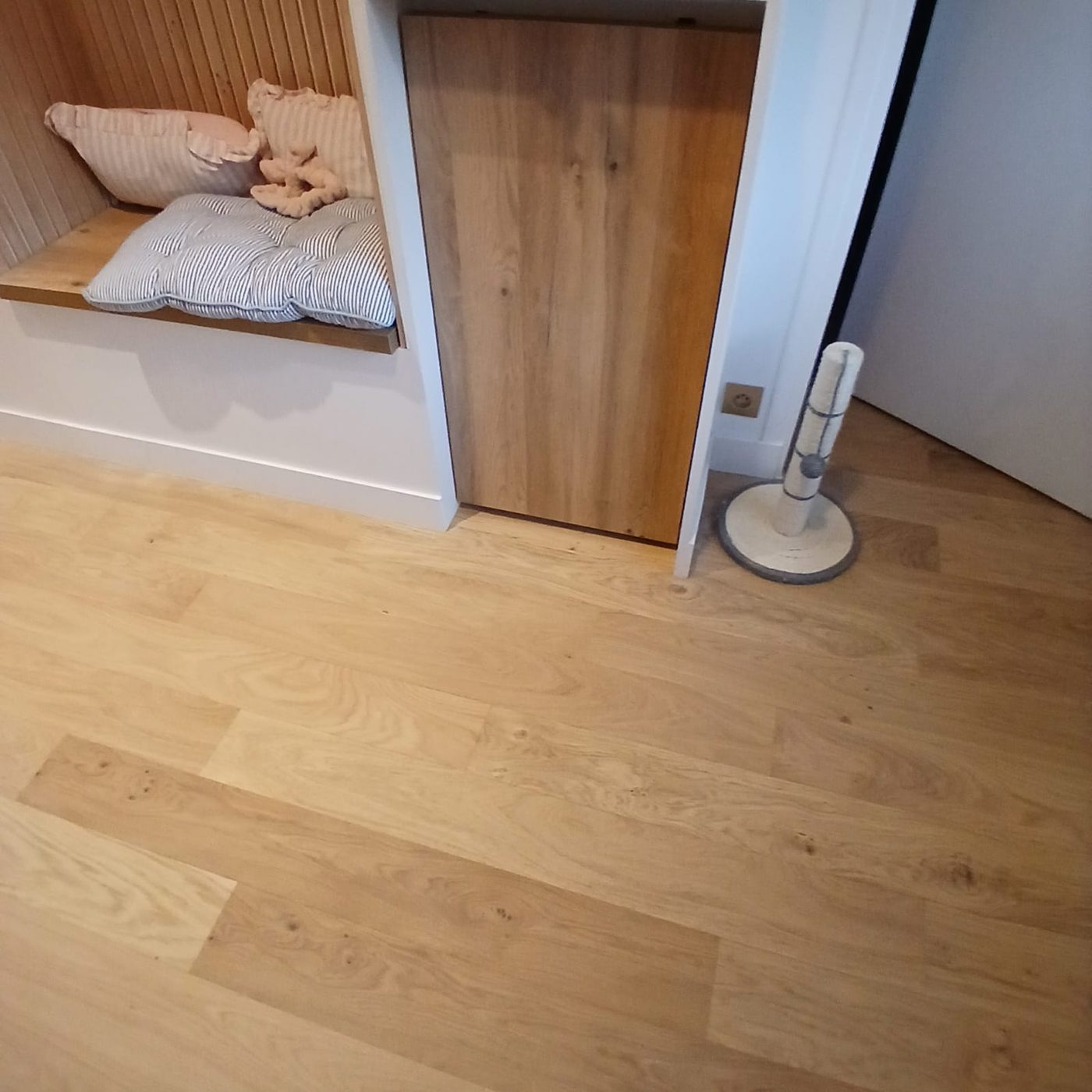 Parquet chêne clair et banquette en bois sur-mesure avec rangement