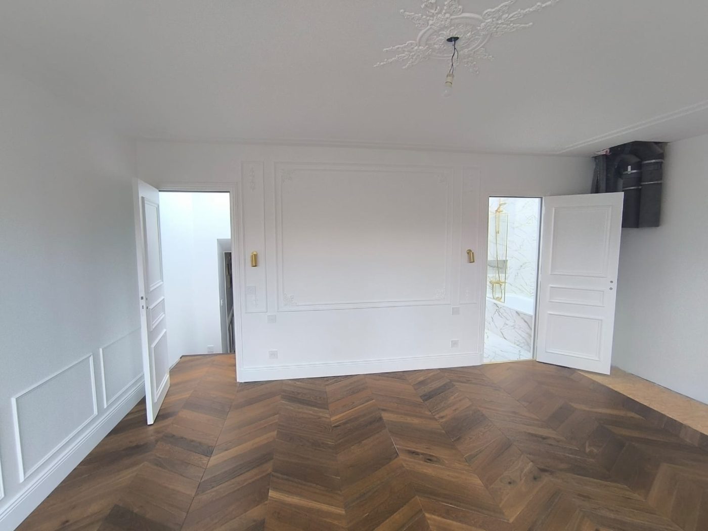 Pièce de vie avec parquet chevron et moulures