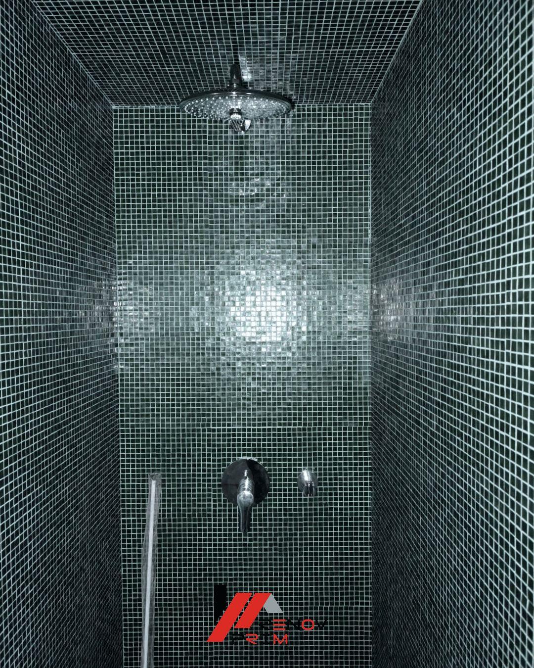 Douche finie en mosaïque pâte de verre avec ciel de pluie