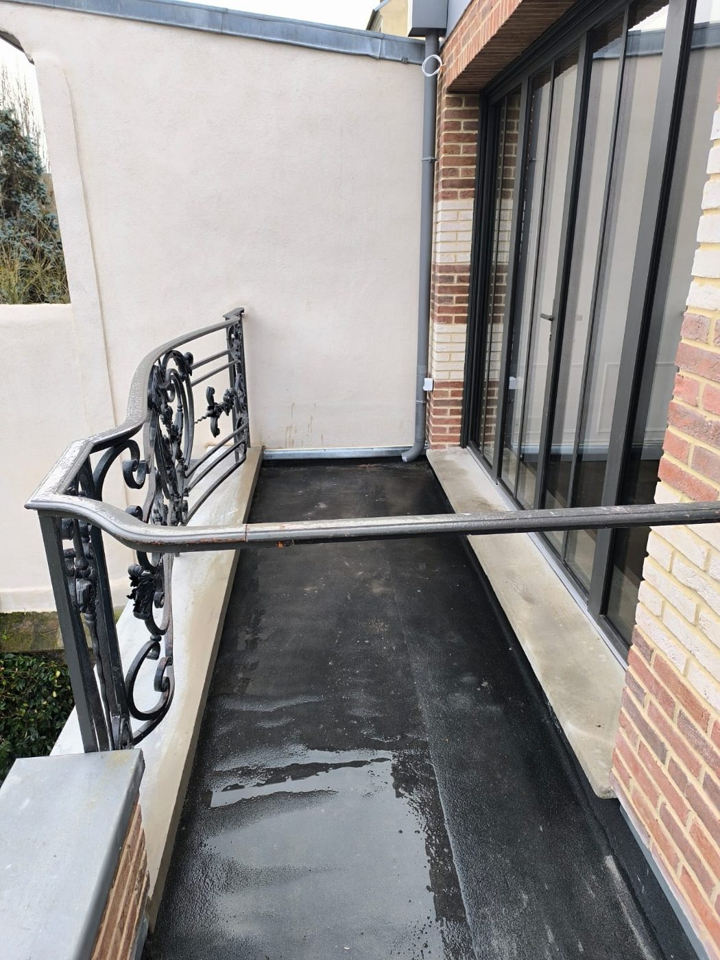 Terrasse et garde-corps en fer forgé restaurés