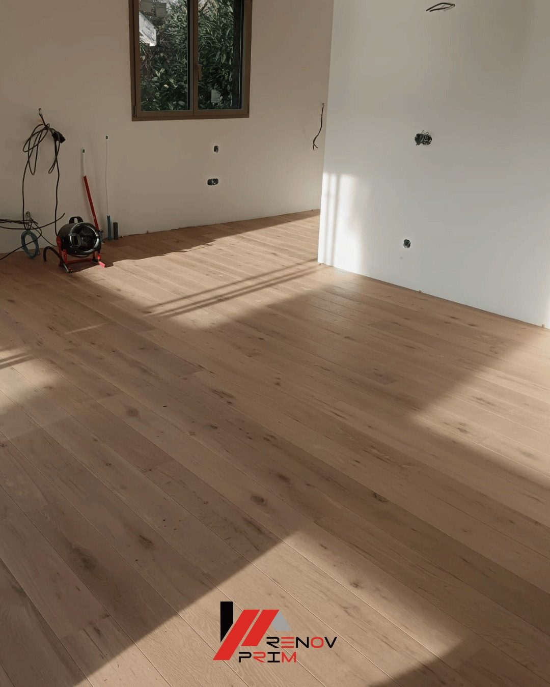 Pièce de vie rénovée avec parquet bois clair posé