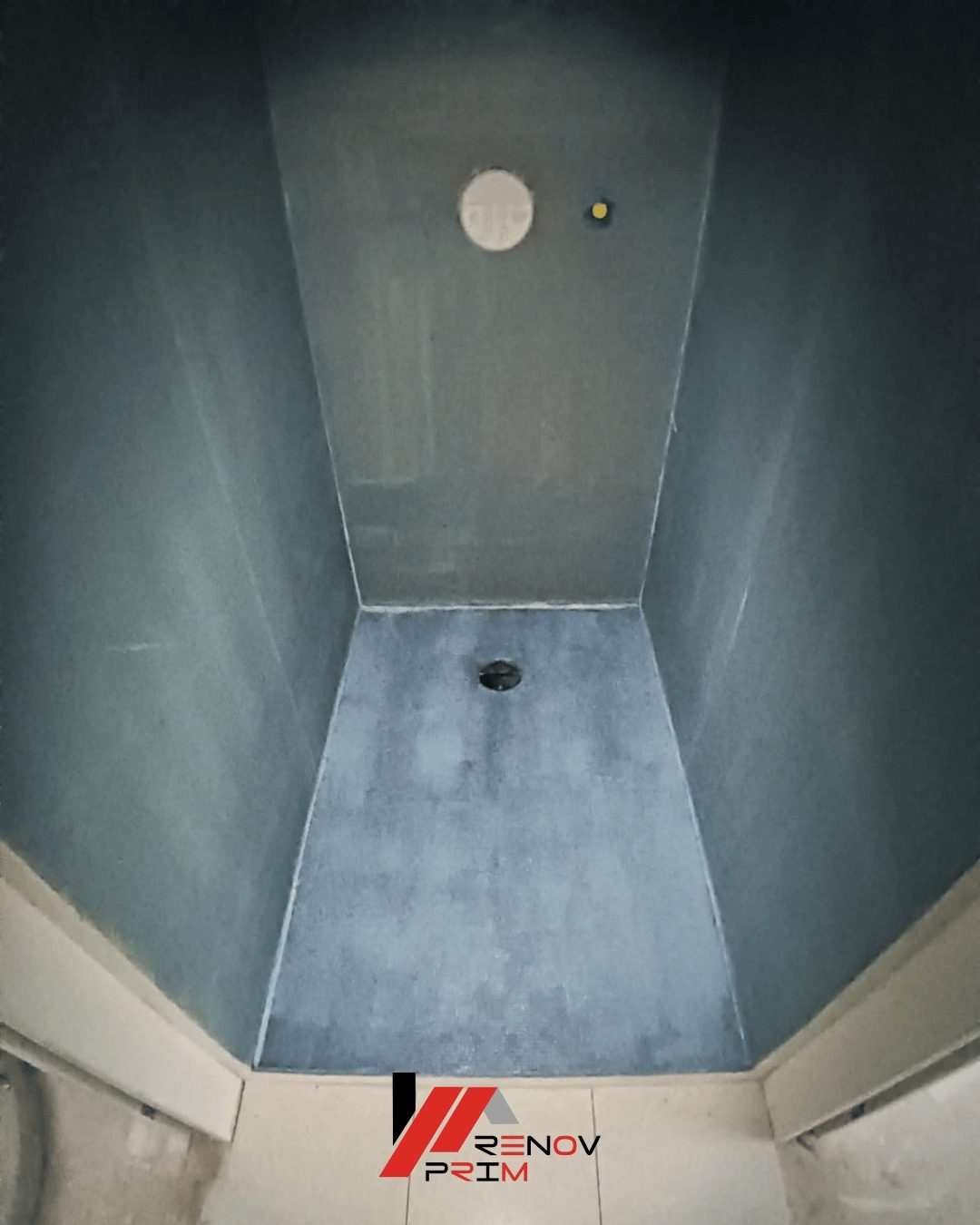 Douche à l'italienne en béton ciré avant pose de la faïence