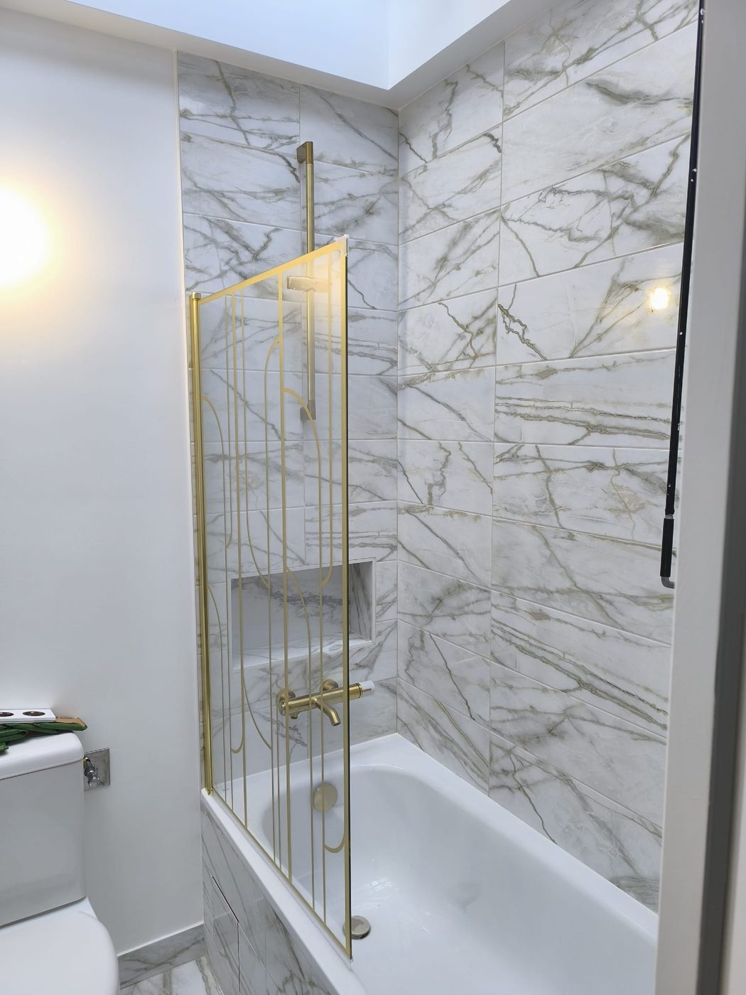 Salle de bain en marbre avec verrière zénithale
